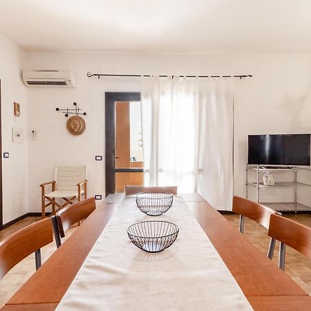 Relax Family House Al Mare Apartamento Isola Rossa Exterior foto