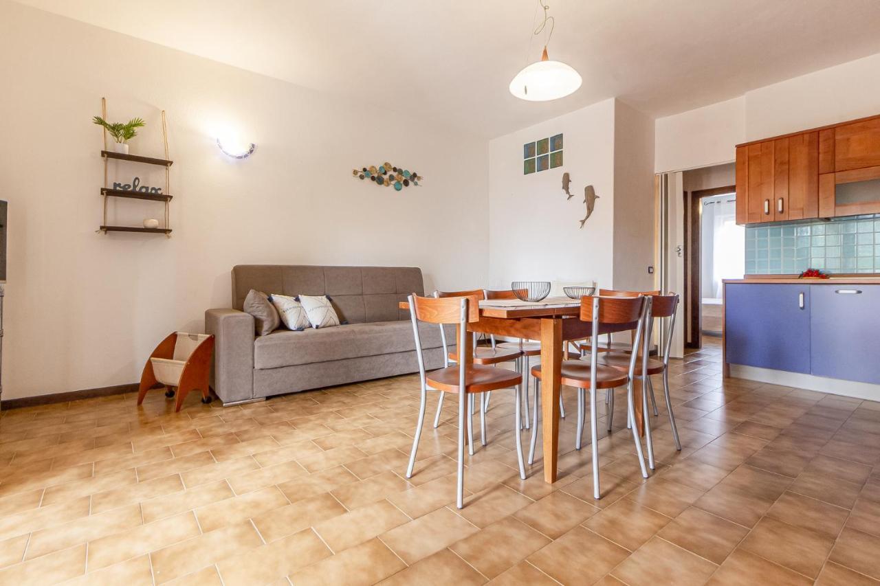 Relax Family House Al Mare Apartamento Isola Rossa Exterior foto