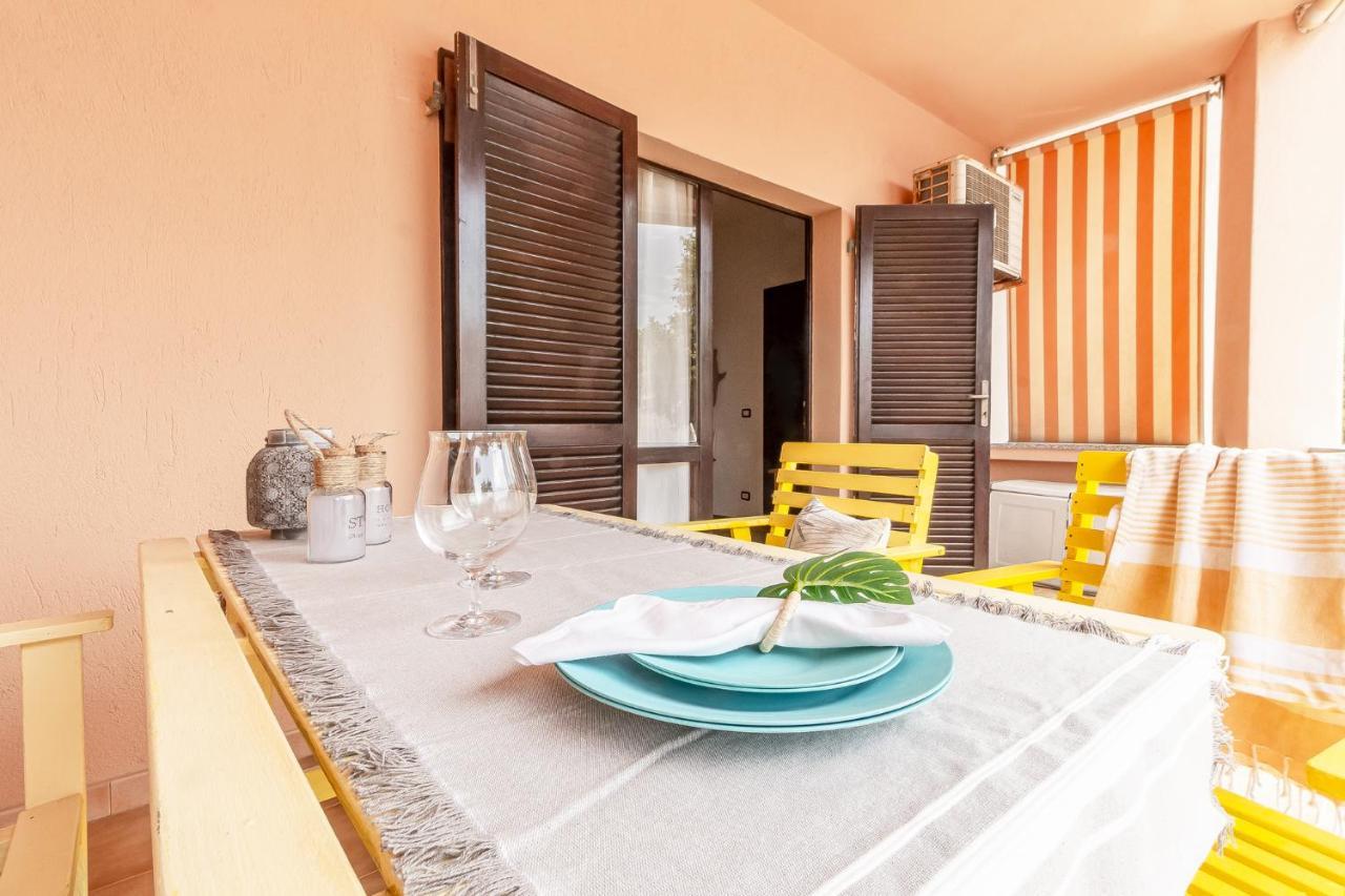 Relax Family House Al Mare Apartamento Isola Rossa Exterior foto