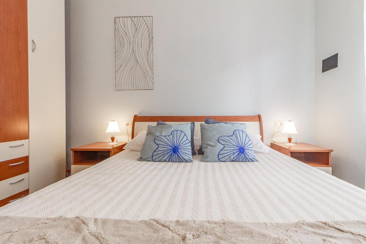 Relax Family House Al Mare Apartamento Isola Rossa Exterior foto