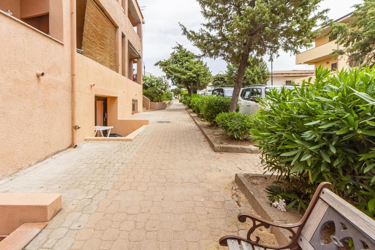 Relax Family House Al Mare Apartamento Isola Rossa Exterior foto
