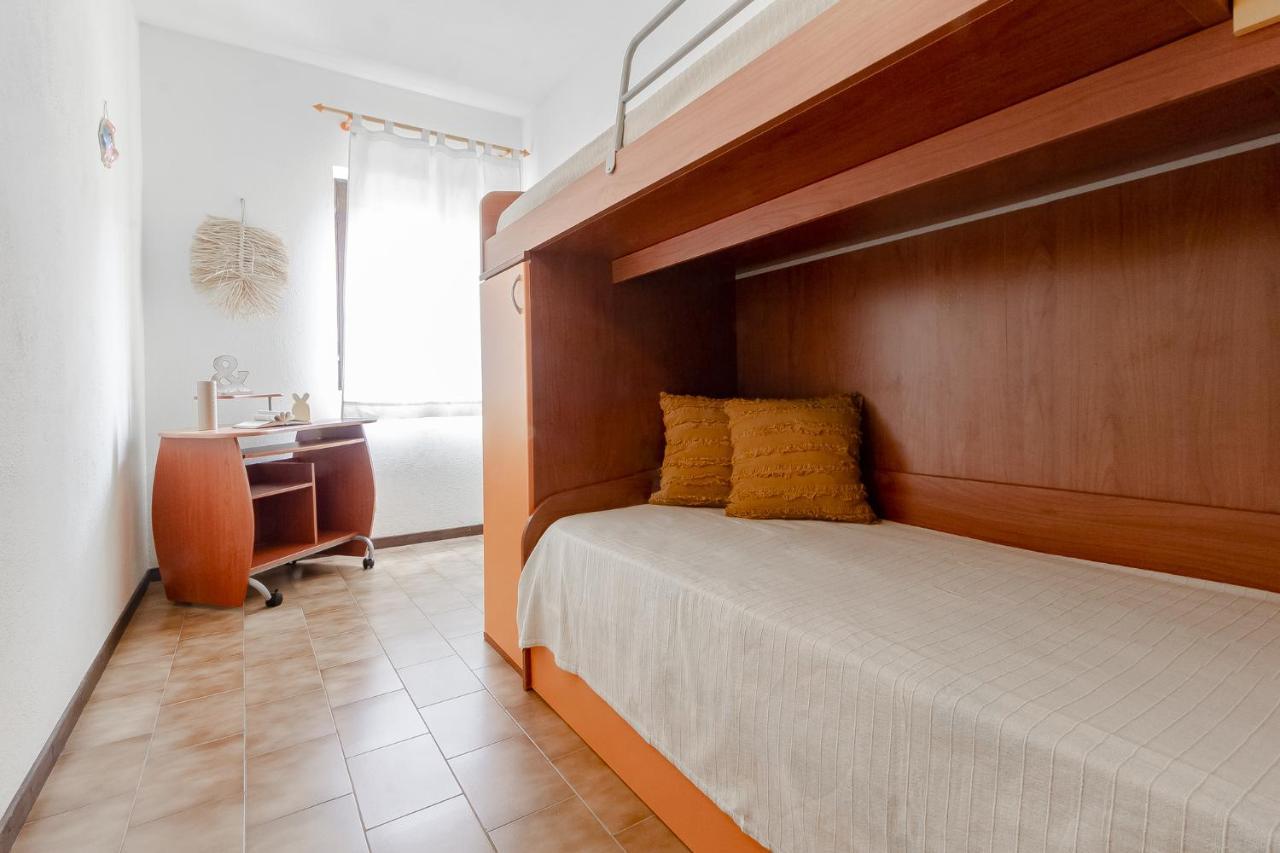 Relax Family House Al Mare Apartamento Isola Rossa Exterior foto