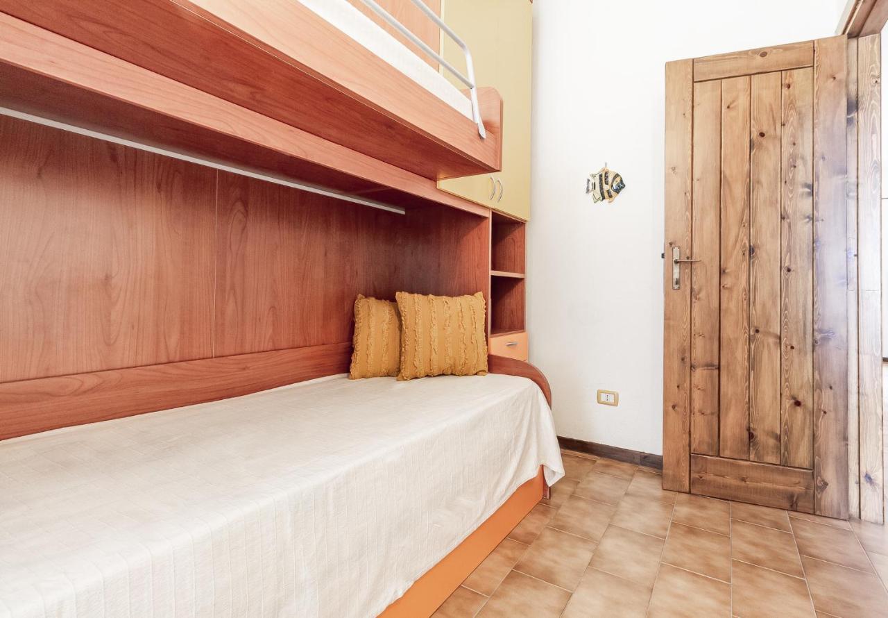 Relax Family House Al Mare Apartamento Isola Rossa Exterior foto