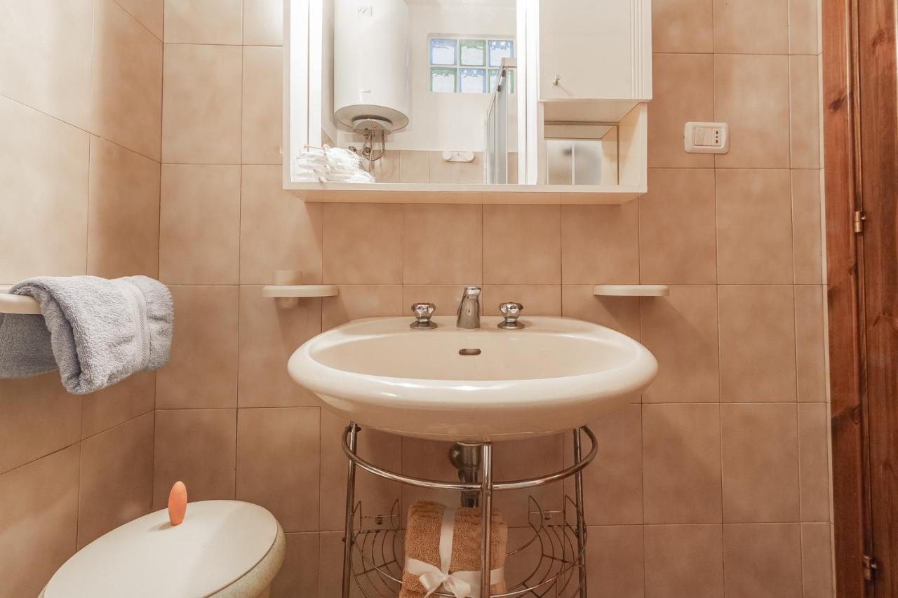 Relax Family House Al Mare Apartamento Isola Rossa Exterior foto