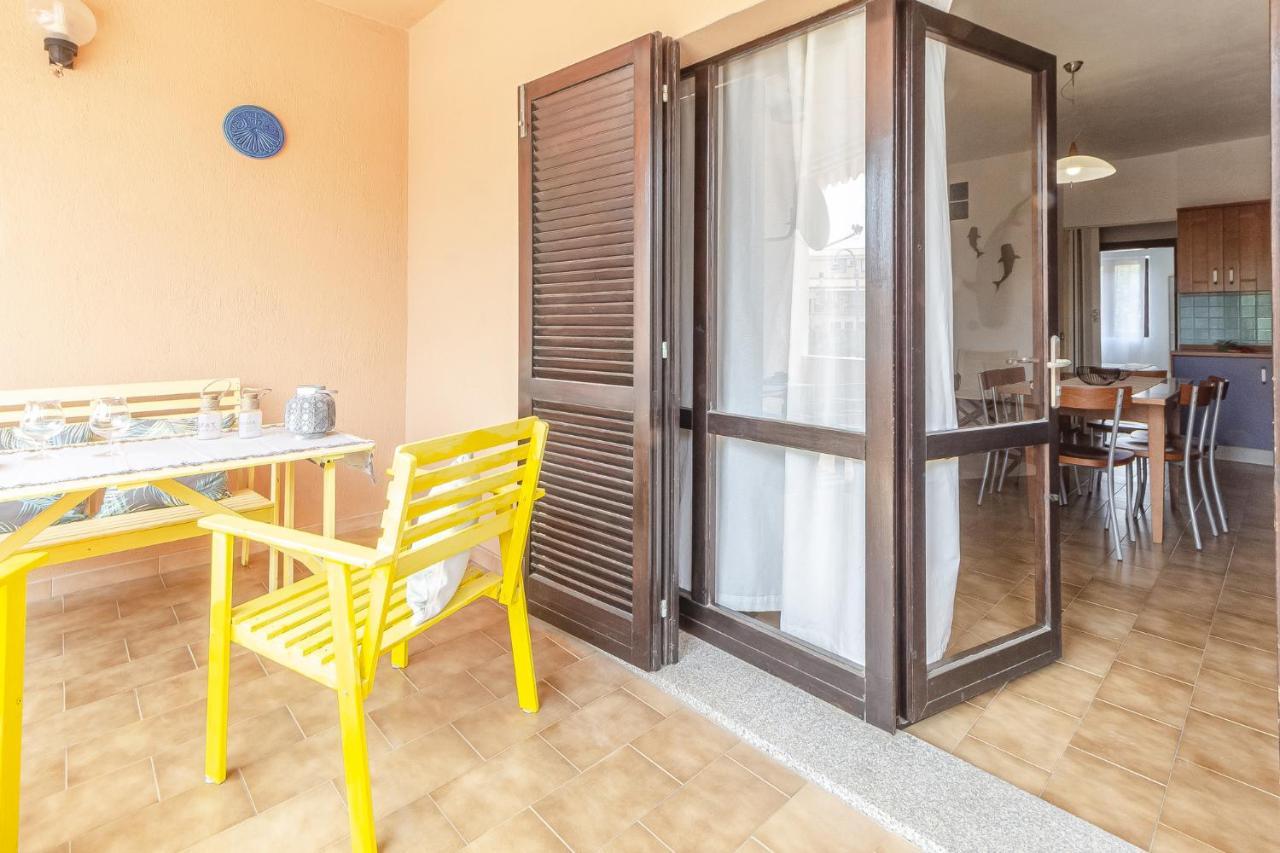 Relax Family House Al Mare Apartamento Isola Rossa Exterior foto